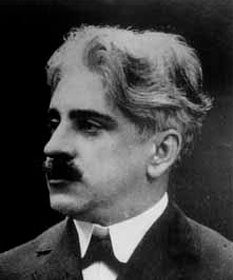 Perfil do Cientista Oswaldo Cruz, branco, cabelos curtos, bigode, de terno e gravata, em preto e branco. Foto: Base Arch/COC/Fiocruz.