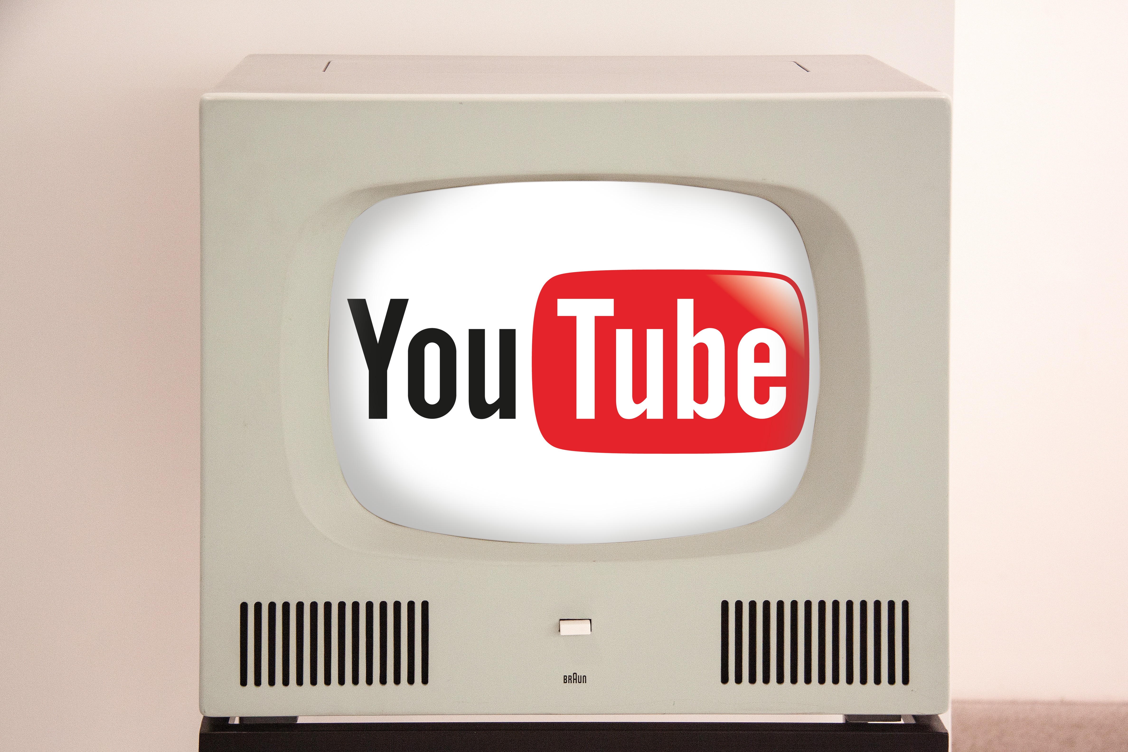Logo do YouTube em equipamento retrô.