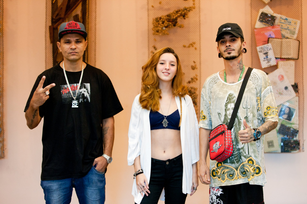 Três jovens posando para a foto