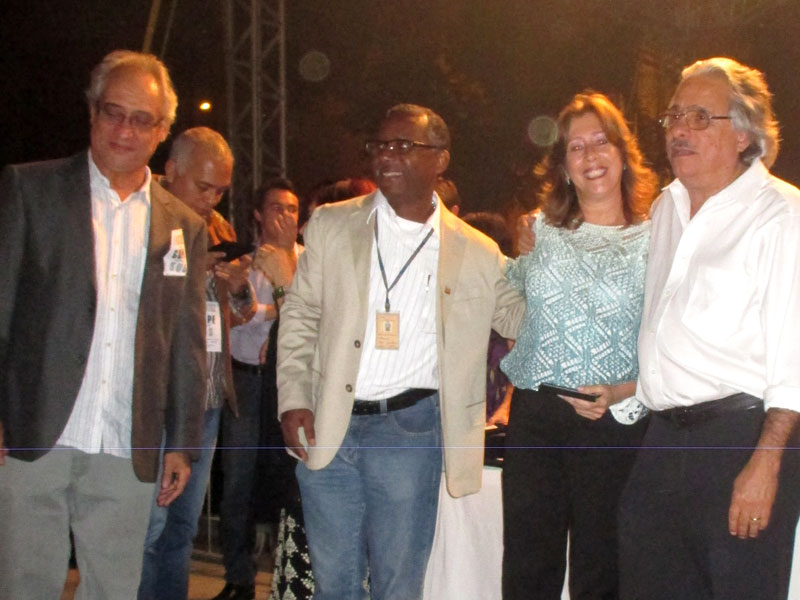 Marilene Fragas, com Umberto Trigueiros e Paulo Gadelha, recebe homenagem pelos mais de 30 anos de serviços prestados à Fiocruz