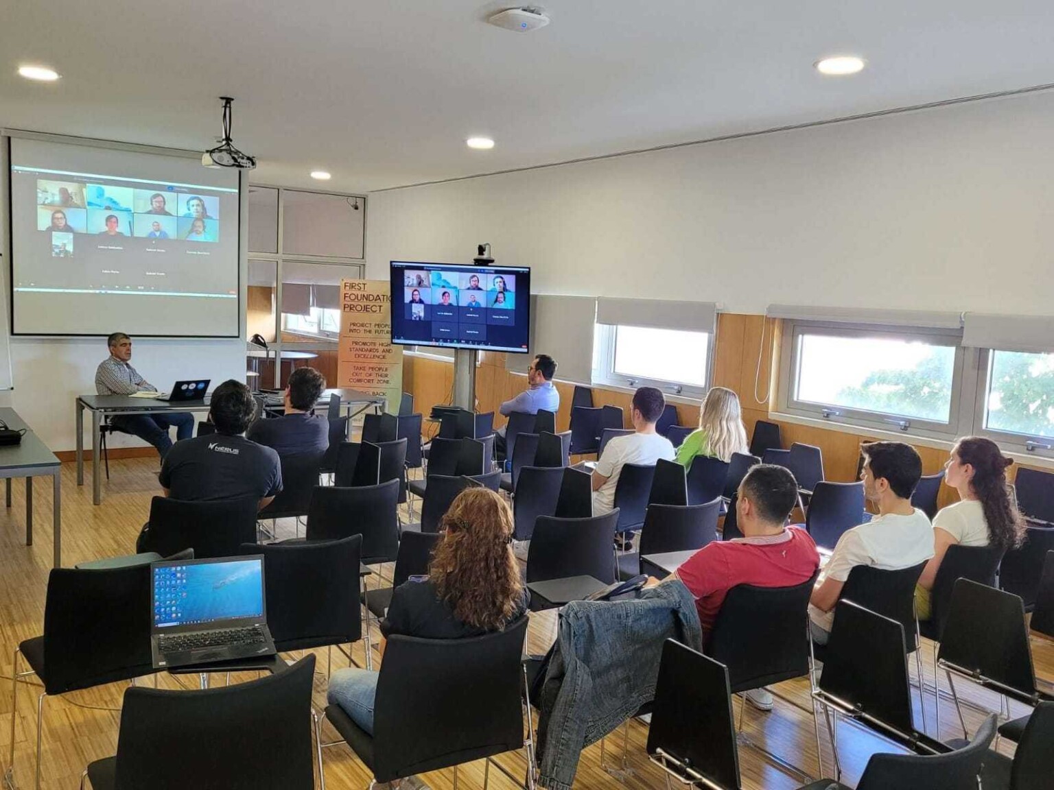 Pesquisador do Icict Marcel Pedroso se reúne com integrantes do CISUC, em Coimbra.