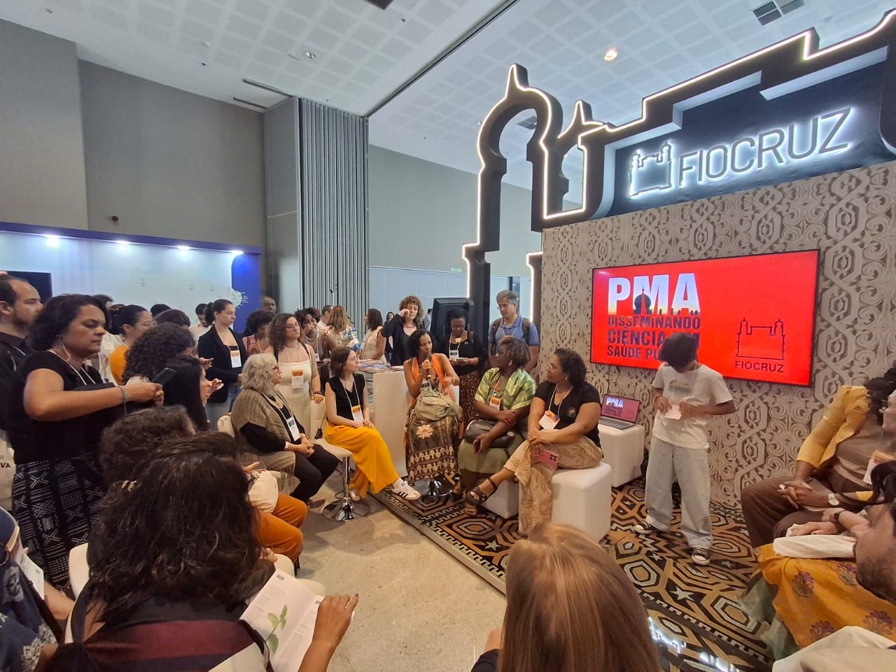 Roda de Conversa no standa da Fiocruz, organizada pela equipe do PMA