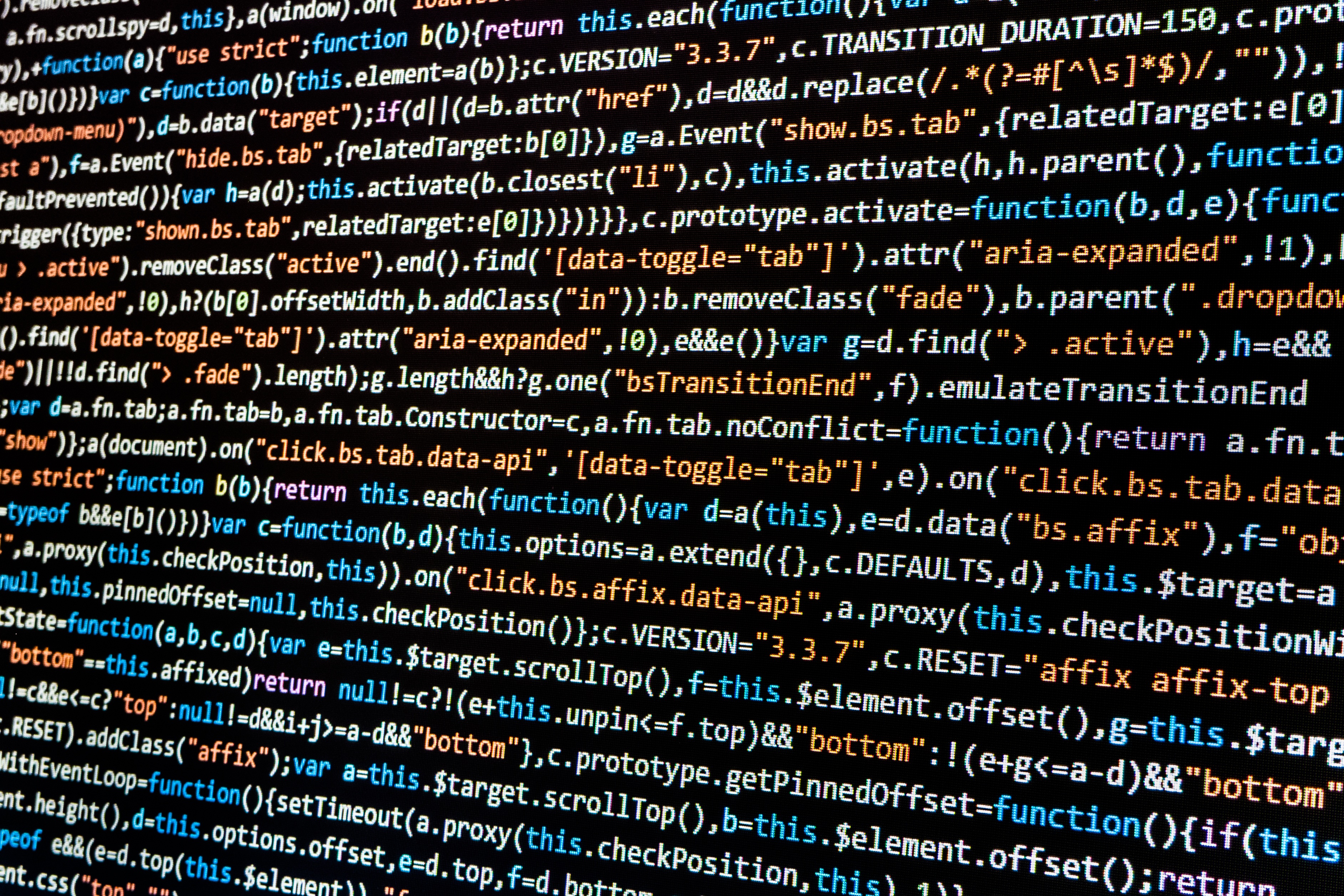 Imagem com códigos na tela inicial de um computador. 