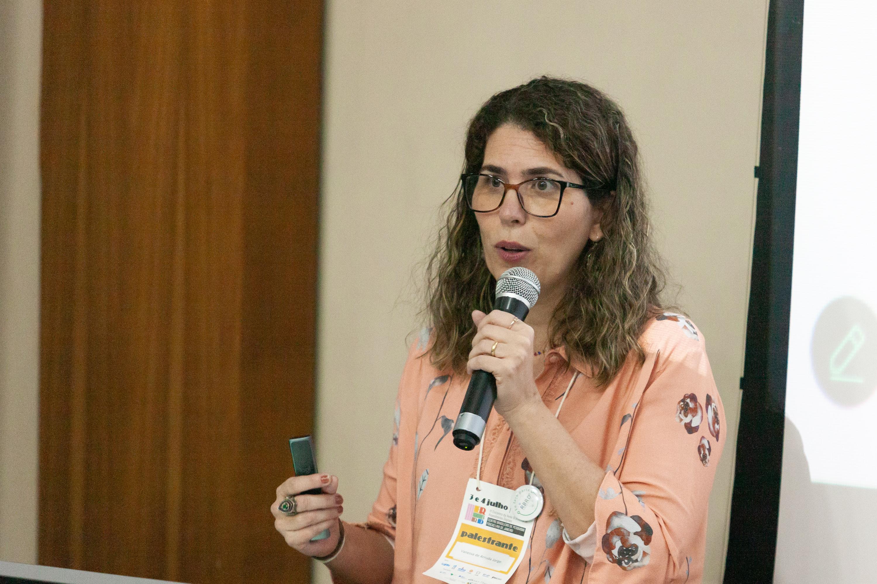 Vanessa Jorge, coordenadora de Informação e Comunicação da Vice-Presidência de Educação, Informação e Comunicação da Fundação/Fiocruz, na palestra "Os desafios de implementação de políticas de Ciência Aberta: como começar e manter a sustentabilidade?”