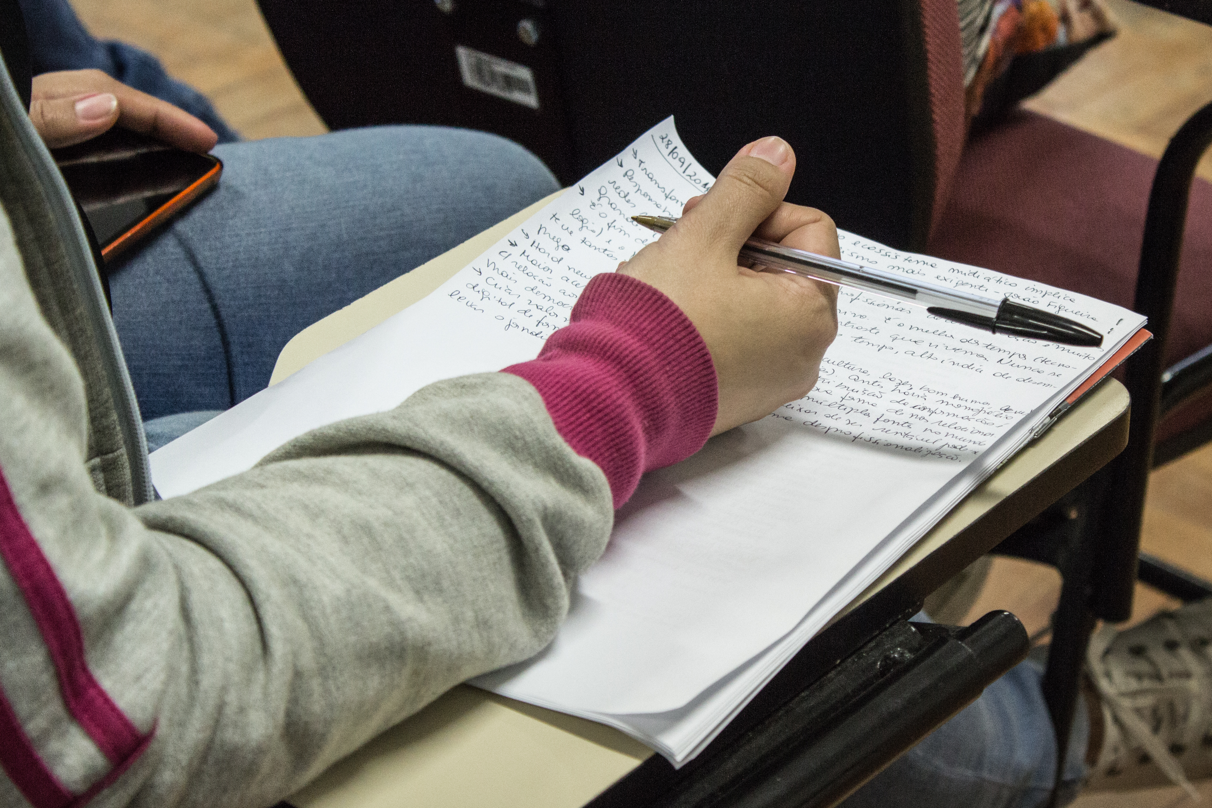 Foto de mão sobre caderno com anotações. Foto: Raquel Portugal Foto de mão sobre caderno com anotações. Foto: Raquel Portugal
