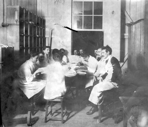 Oswaldo Cruz e o Instituto Soroterápico: nasce a Biblioteca de Manguinhos. Foto: Instituto Oswaldo Cruz/Base Arch Oswaldo Cruz reunido com outros médicos e cientistas durante sessão científica no Instituto Soroterápico Federal. Foto: Instituto Oswaldo Cruz/Base Arch
