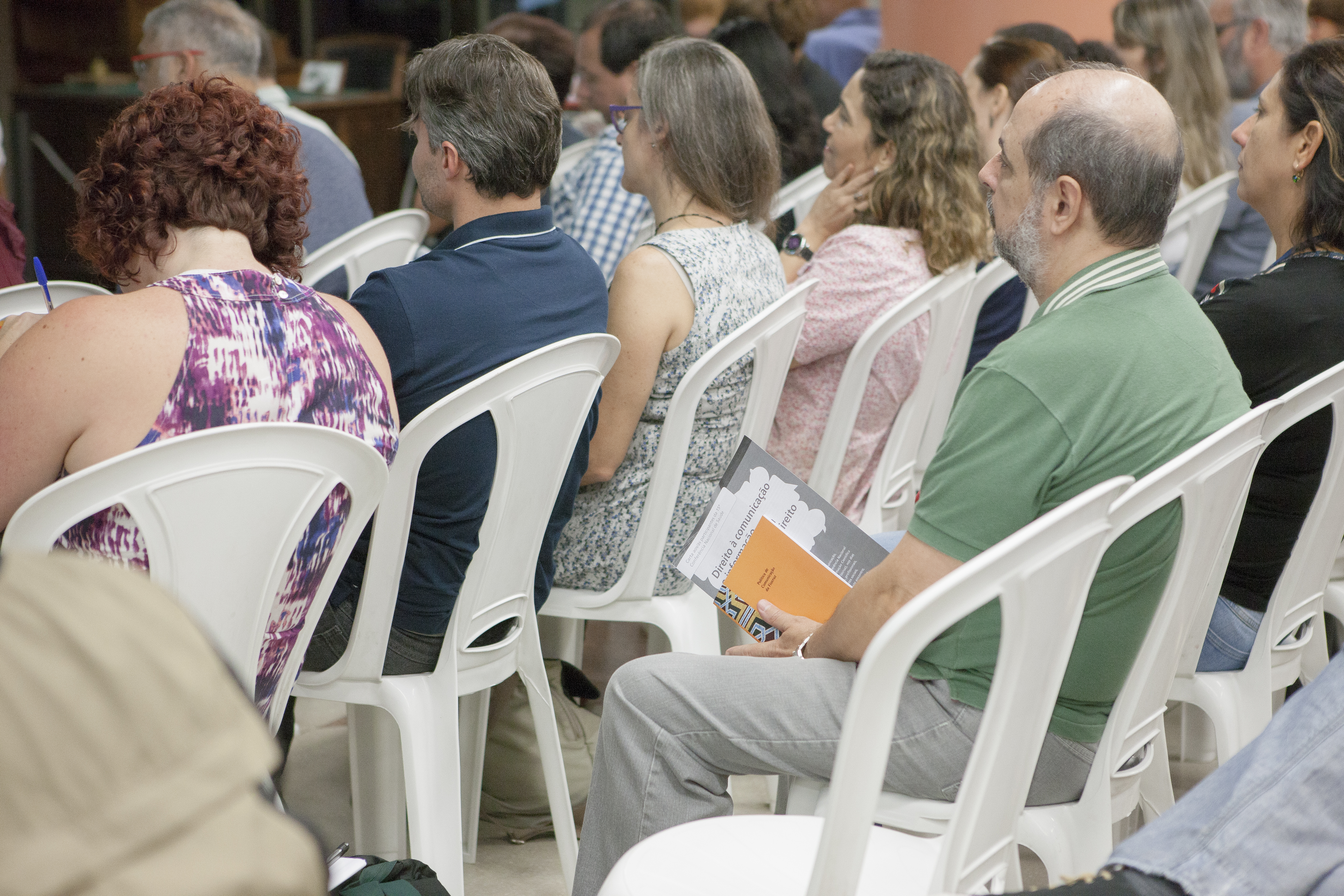 Foto de sala de aula com alunos de costas. Foto: Raquel Portugal Foto de sala de aula com alunos de costas. Foto: Raquel Portugal