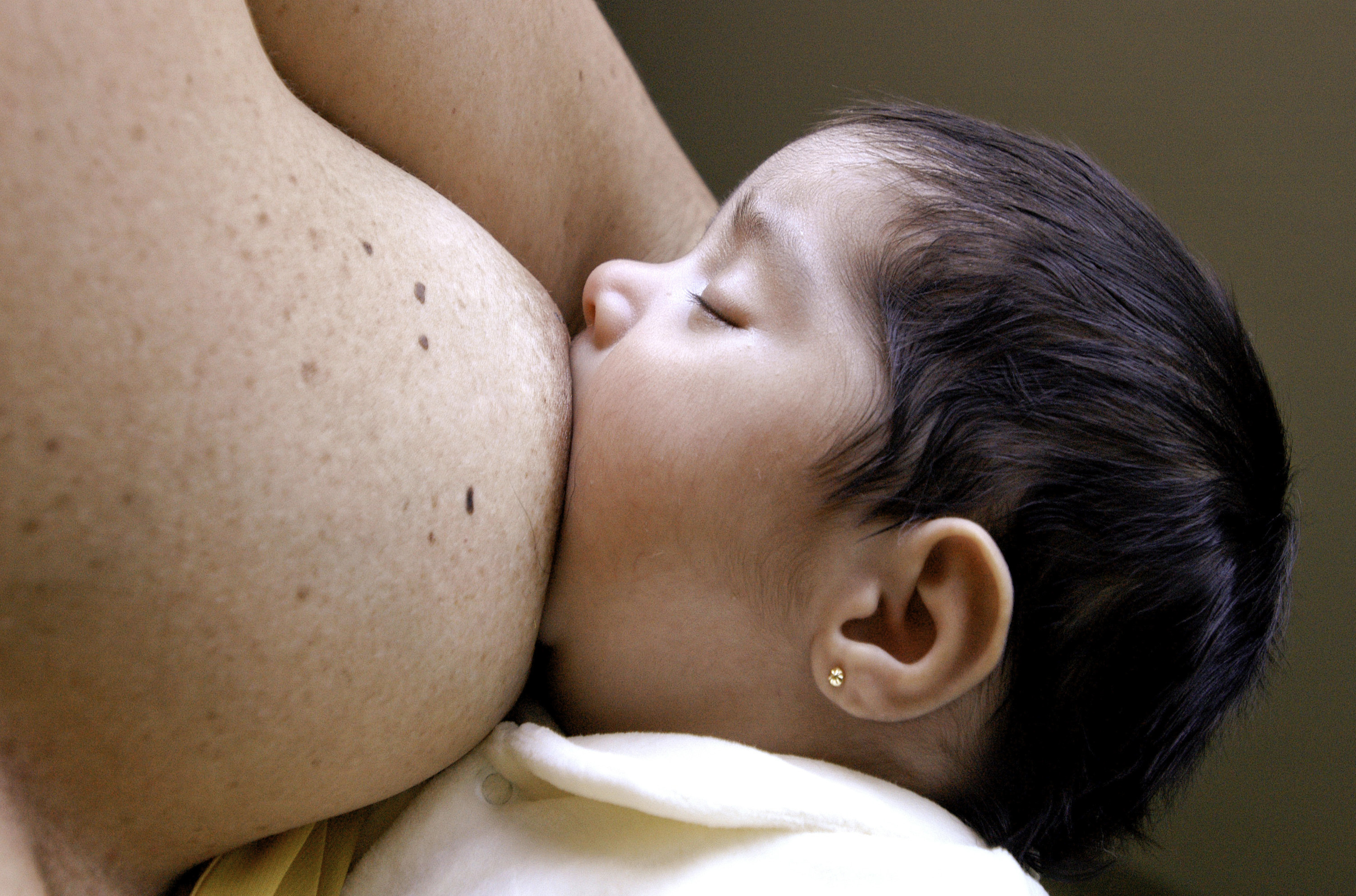 Amamentação de bebê. Foto: Peter Ilicciev. Bebê recém nascido em processo de amamentação