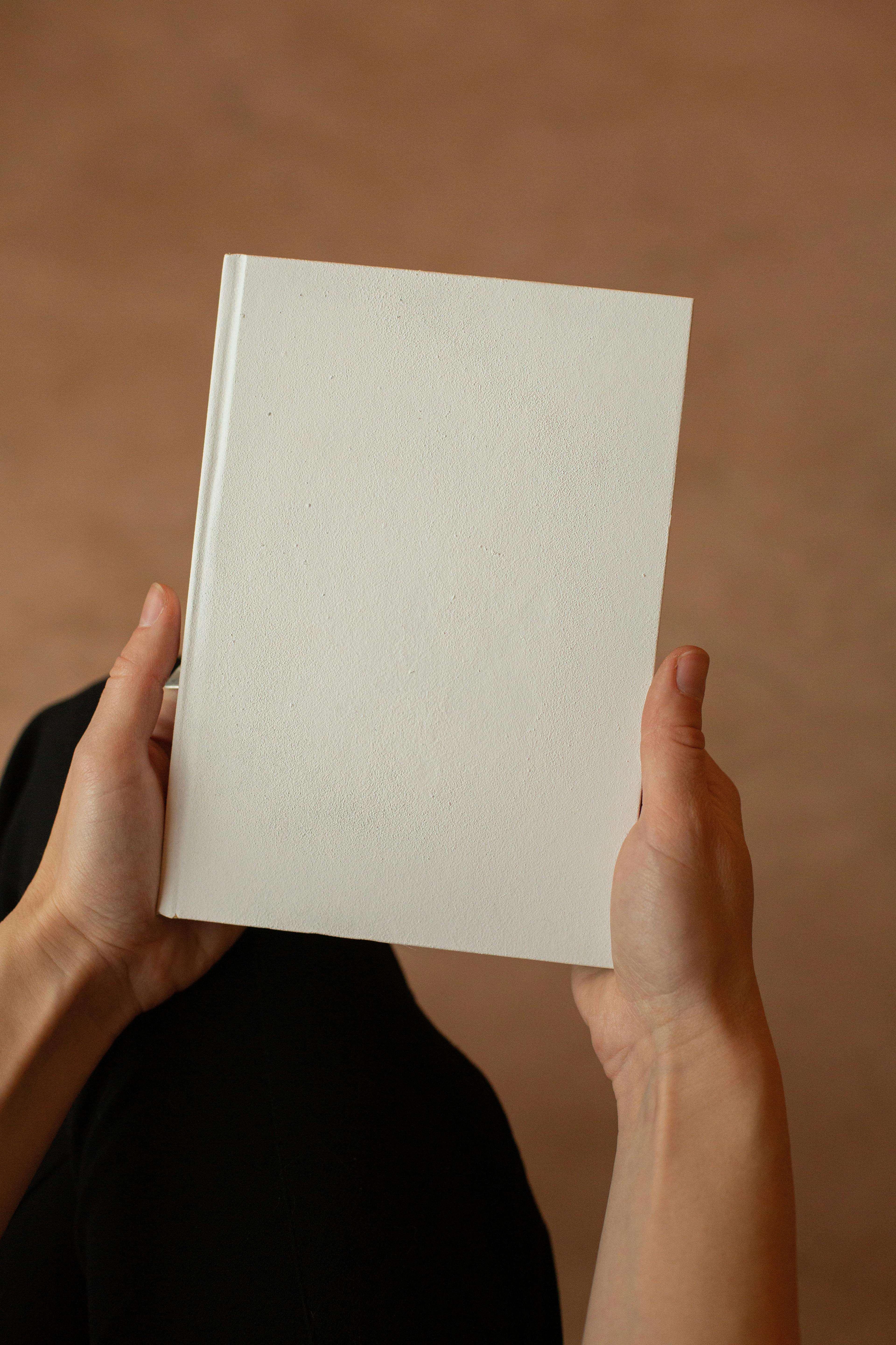 ISBN Pessoa segurando capa de livro em branco