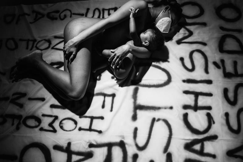 Mãe e filha haitianas refugiadas em fotografia de protesto contra violência de gênero e desrespeito aos direitos humanos (Foto: Ripper)