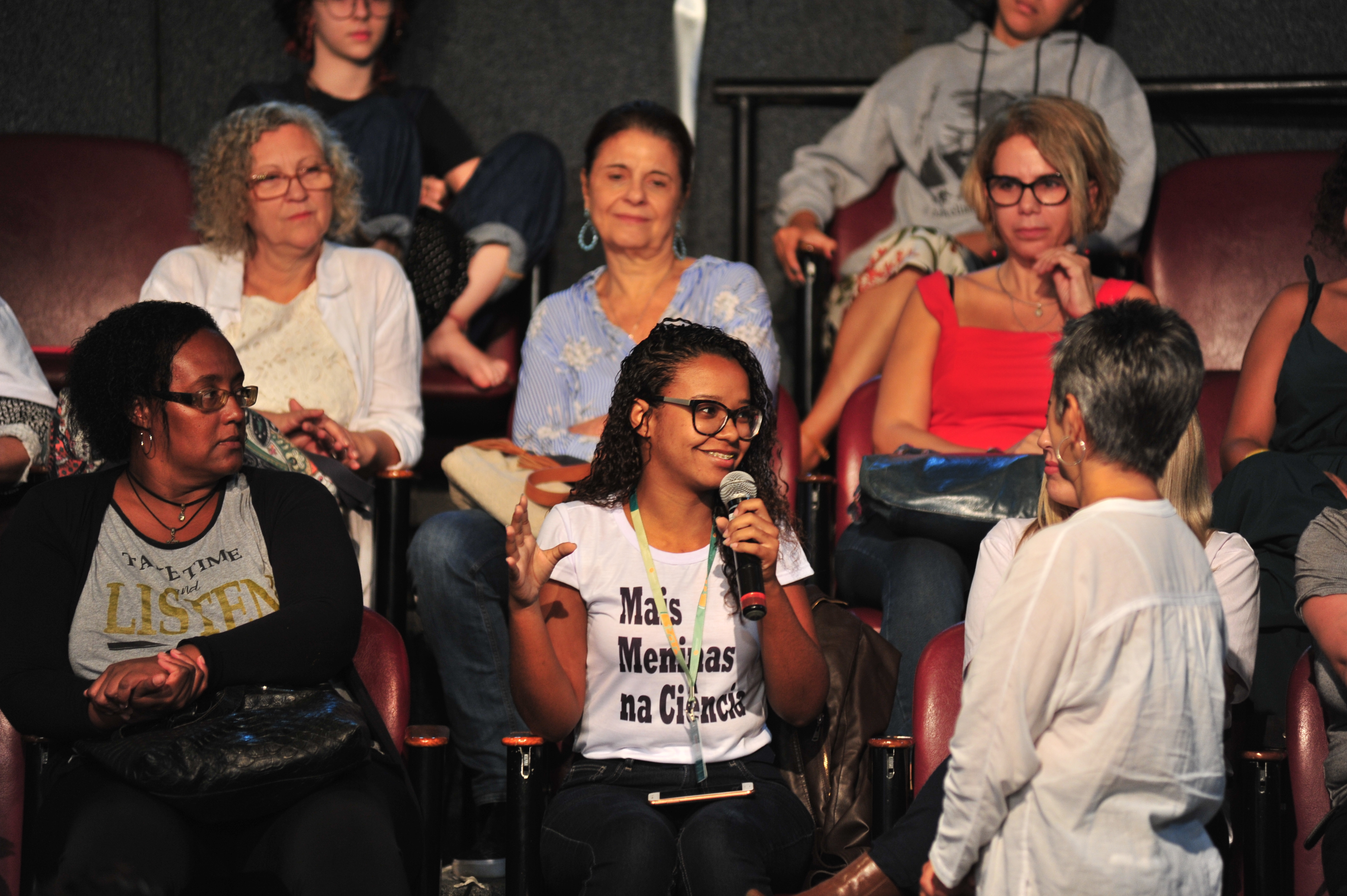 Debate de experiências em documentário sobre a trajetória do Programa Mulheres e Meninas na Ciência da Fiocruz. Foto: Peter Ilicciev