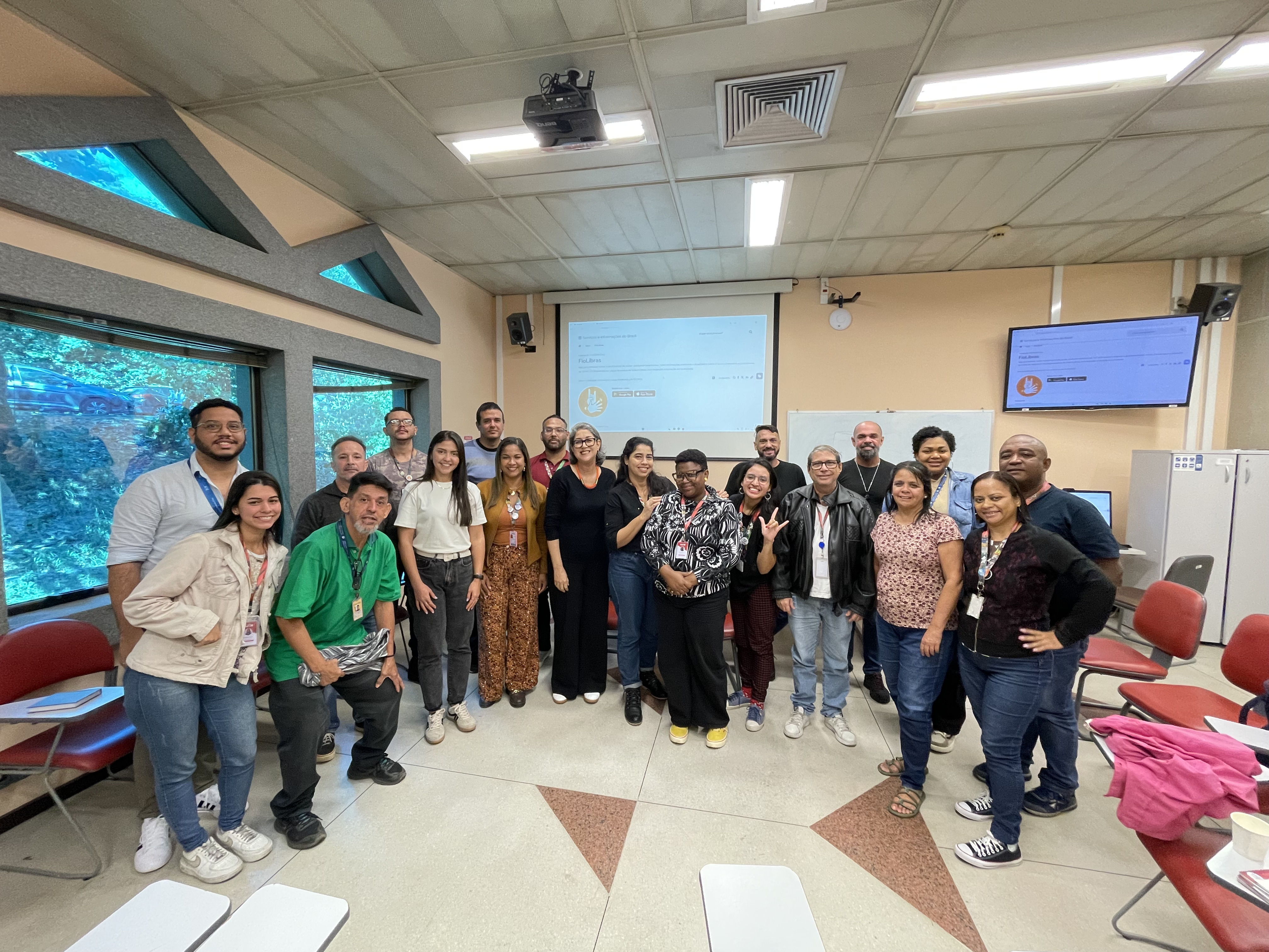 Foto da equipe participante da roda de conversa, na Sala Multimídia do Icict.
