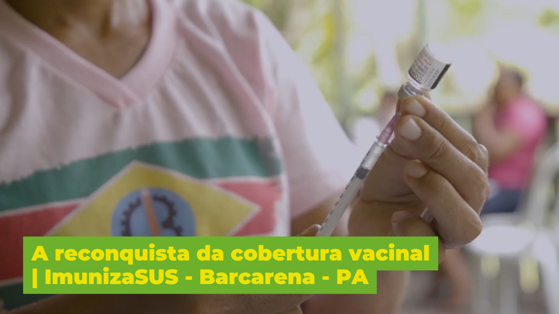 Frame do vídeo A reconquista da cobertura vacinal, mostrando uma pessoa preparando a vacina