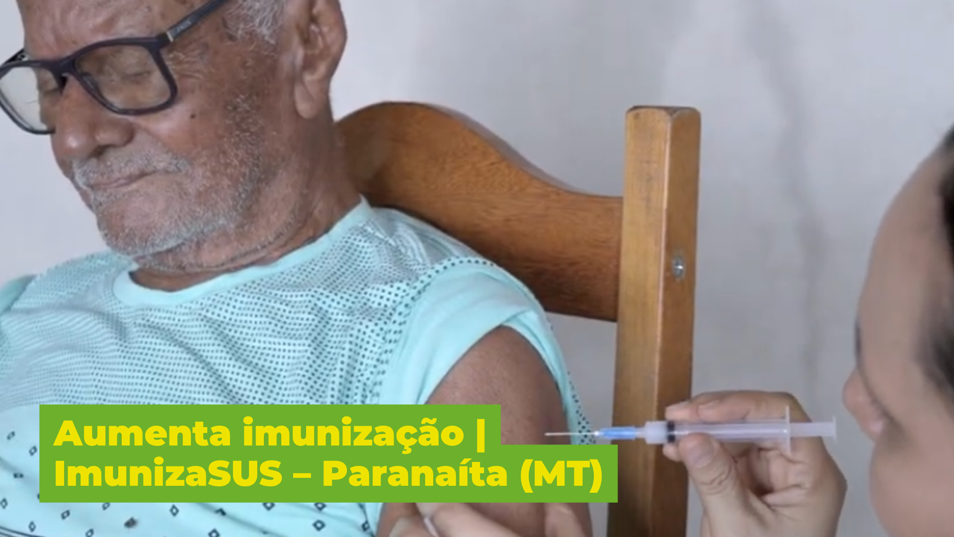 Frame do vídeo Aumenta Imunização, mostrando um senhor recebendo vacina.