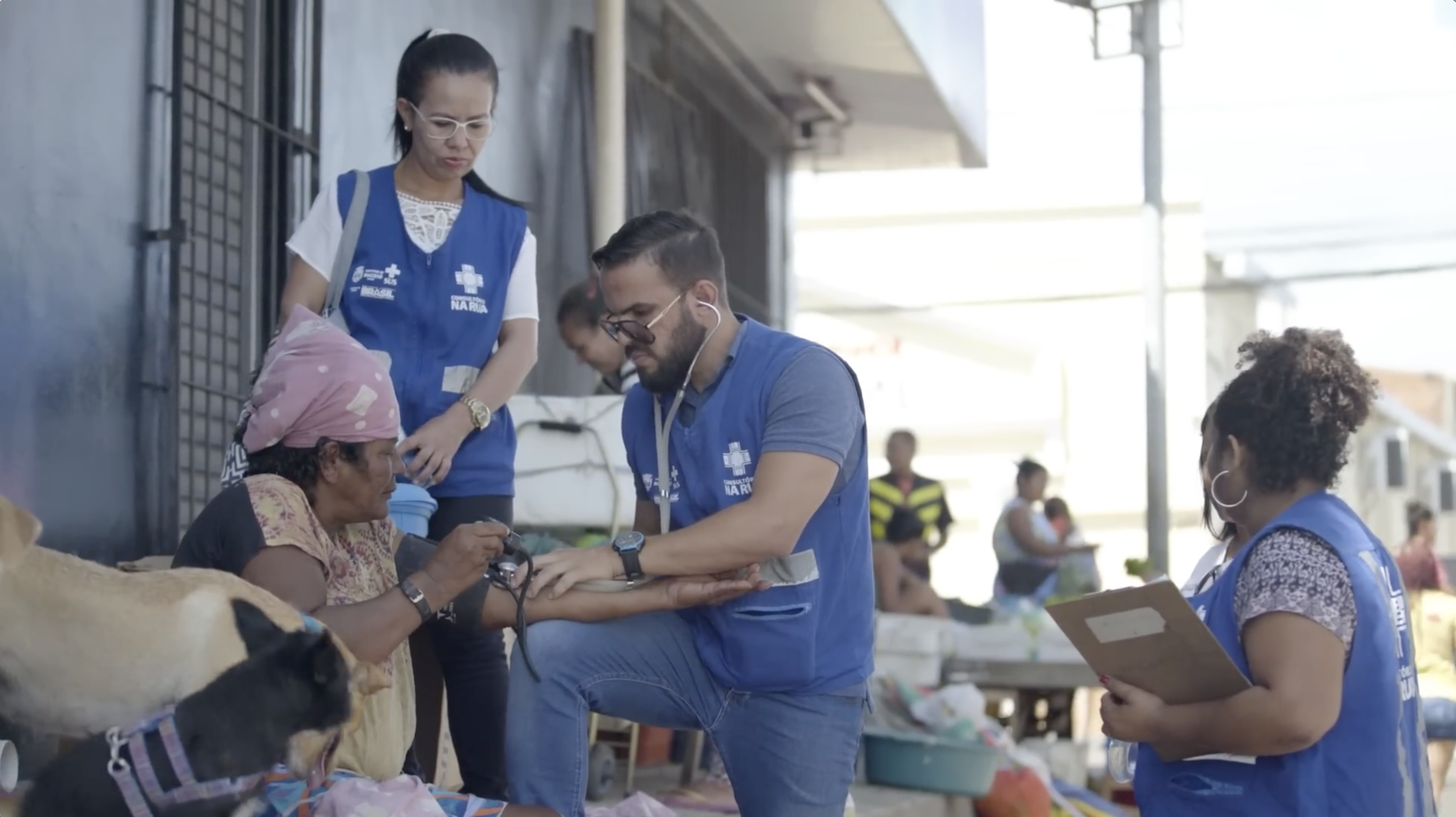 Frame retirado de "Consultório na rua: produção de afetos e encontros | Brasil, aqui tem SUS – Maceió – AL".