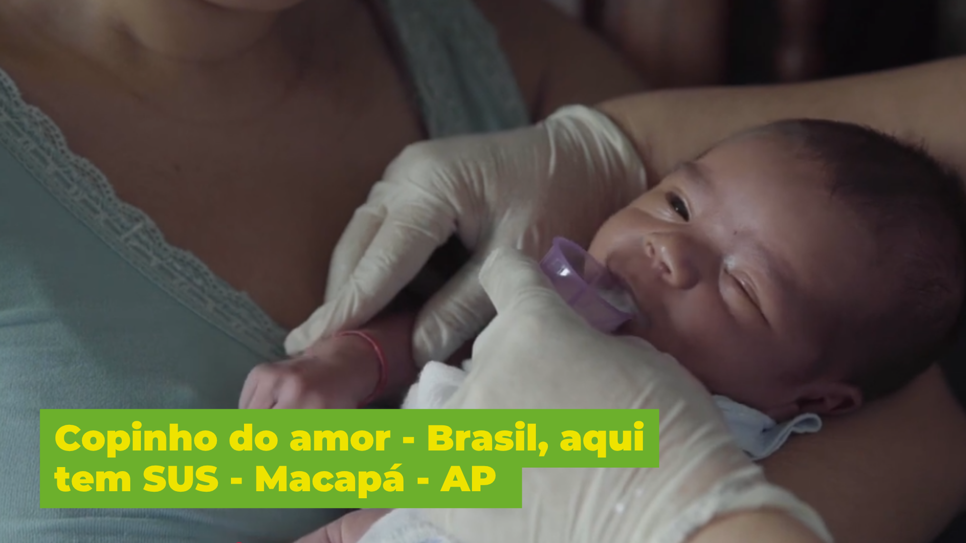 Frame do vídeo Copinho do amor, mostrando um bebê tomando do copinho.