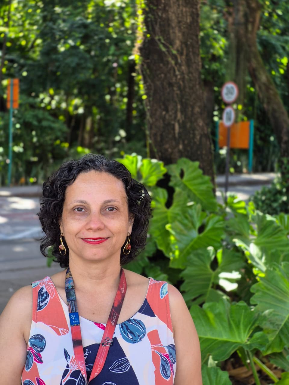 Fotografia da coordenadora da RECIIS Elisa Silveira