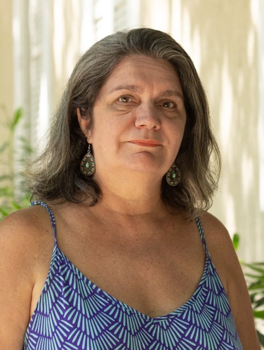 Foto da diretora ao ar livre