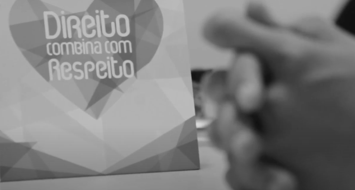 Capa de livro com dizeres "Direito combina com respeito" do documentário "Saúde da população LGBT"