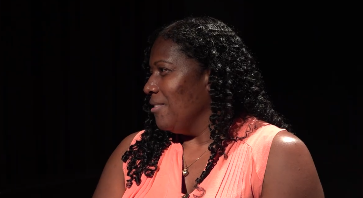 Frame do vídeo um grito no escuro