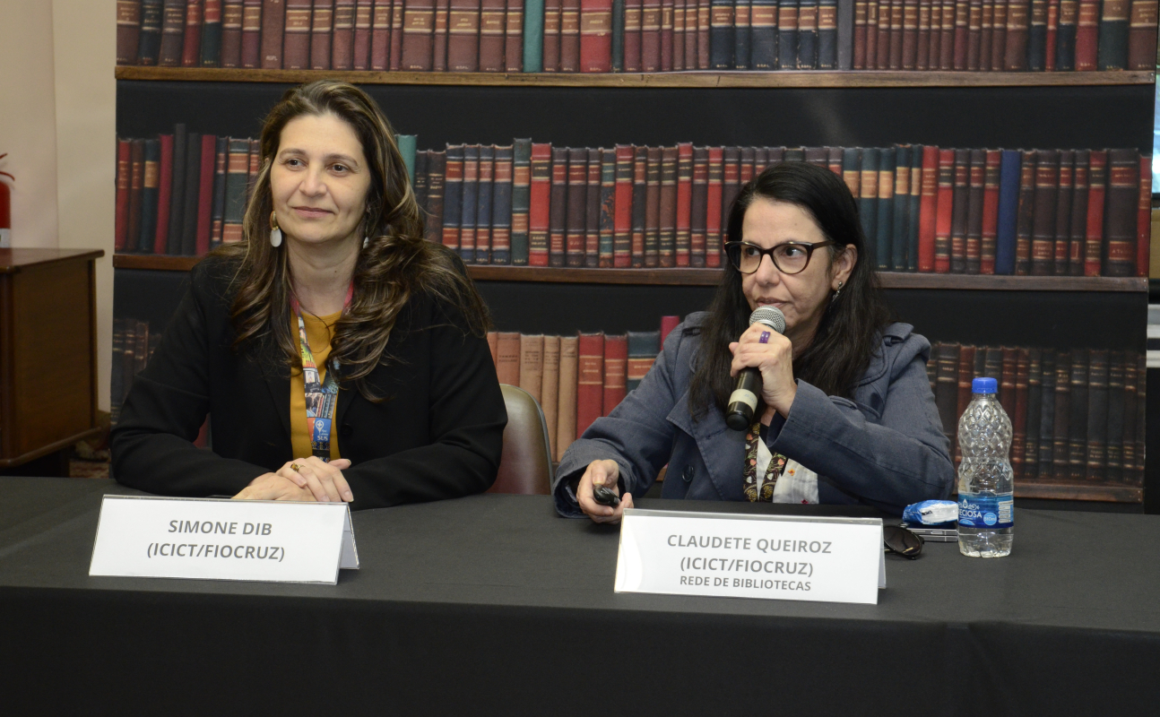 Mesa de debate do evento