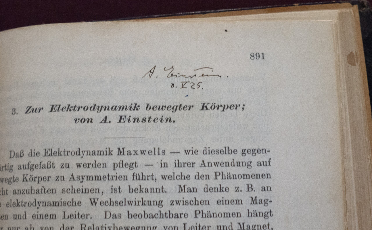 Detalhe do periódico Annalen der Phisik, autografado por Albert Einstein.