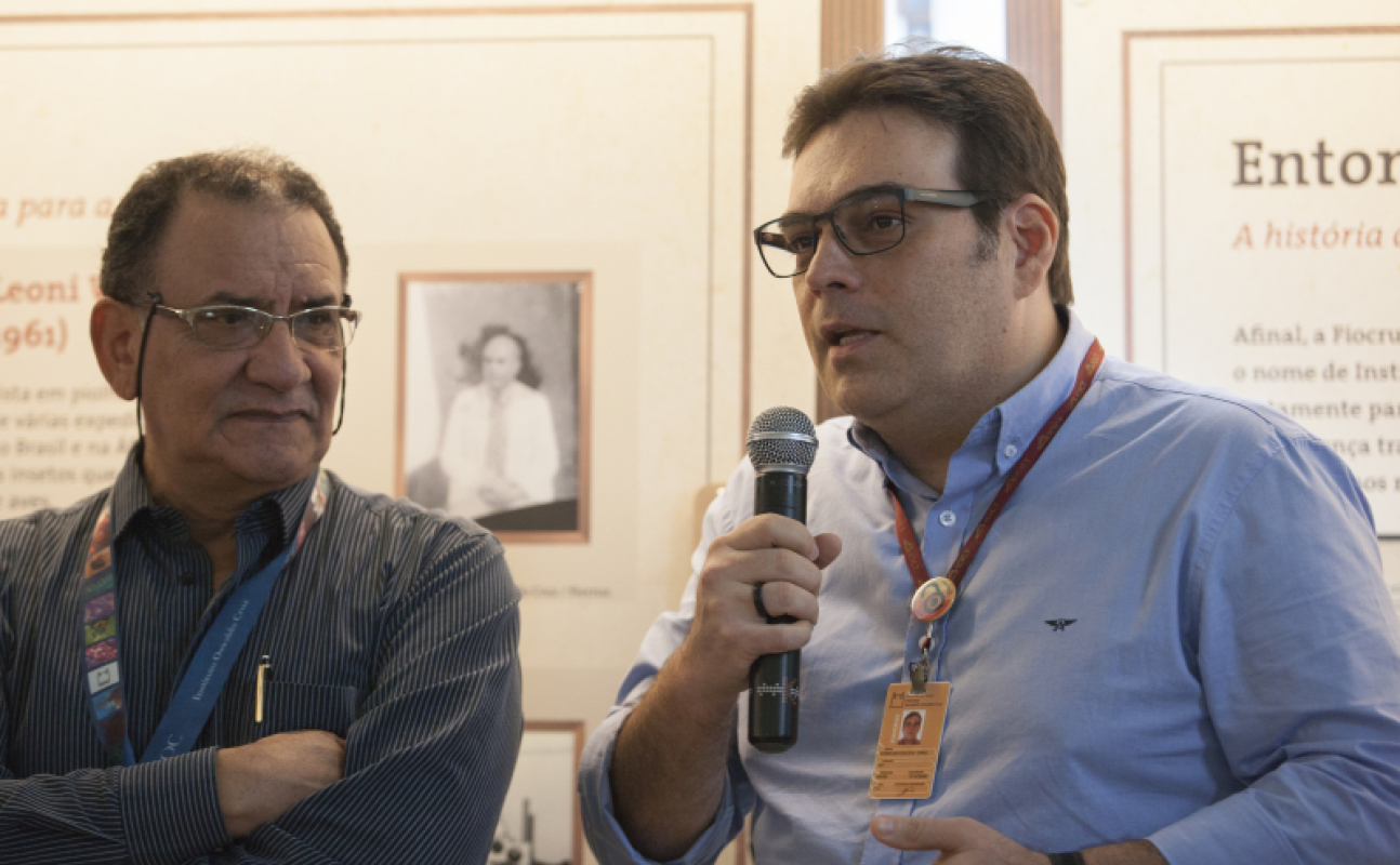 Jonas Perales (IOC) e Rodrigo Murtinho (Icict), na Exposição Insetos Ilustrados, na Seção de Obras Raras da Biblioteca de Manguinhos