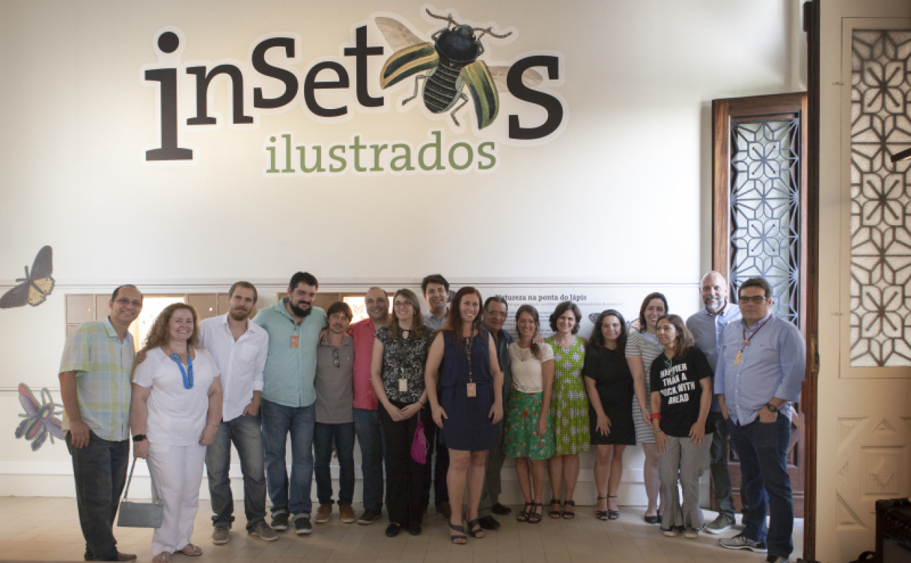 Equipe e convidados da Exposição Insetos Ilustrados, na Seção de Obras Raras da Biblioteca de Manguinhos