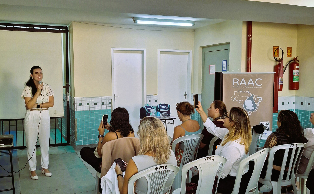 Apresentação da pesquisadora Patrícia Santos, idealizadora do projeto de aleitamento materno nas creches, no lançamento em Niterói
