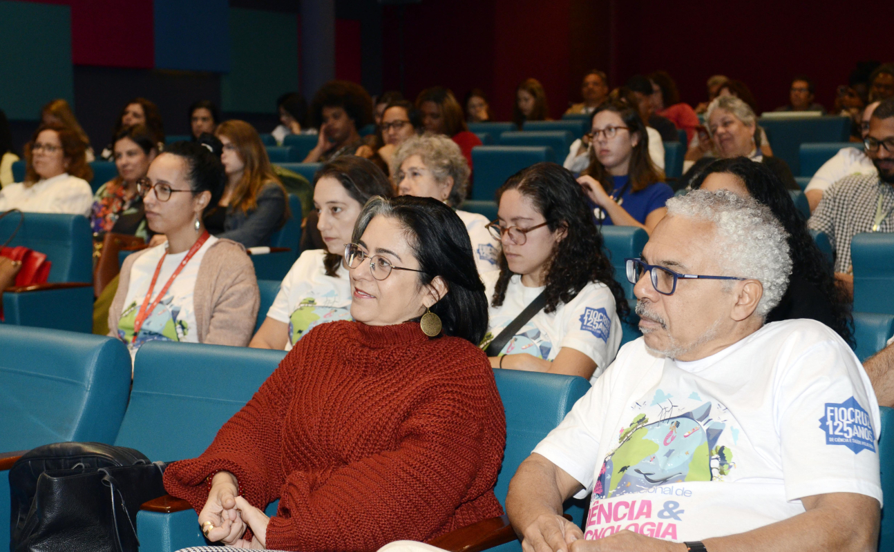 Público presente na abertura da Semana de C & T 2025.