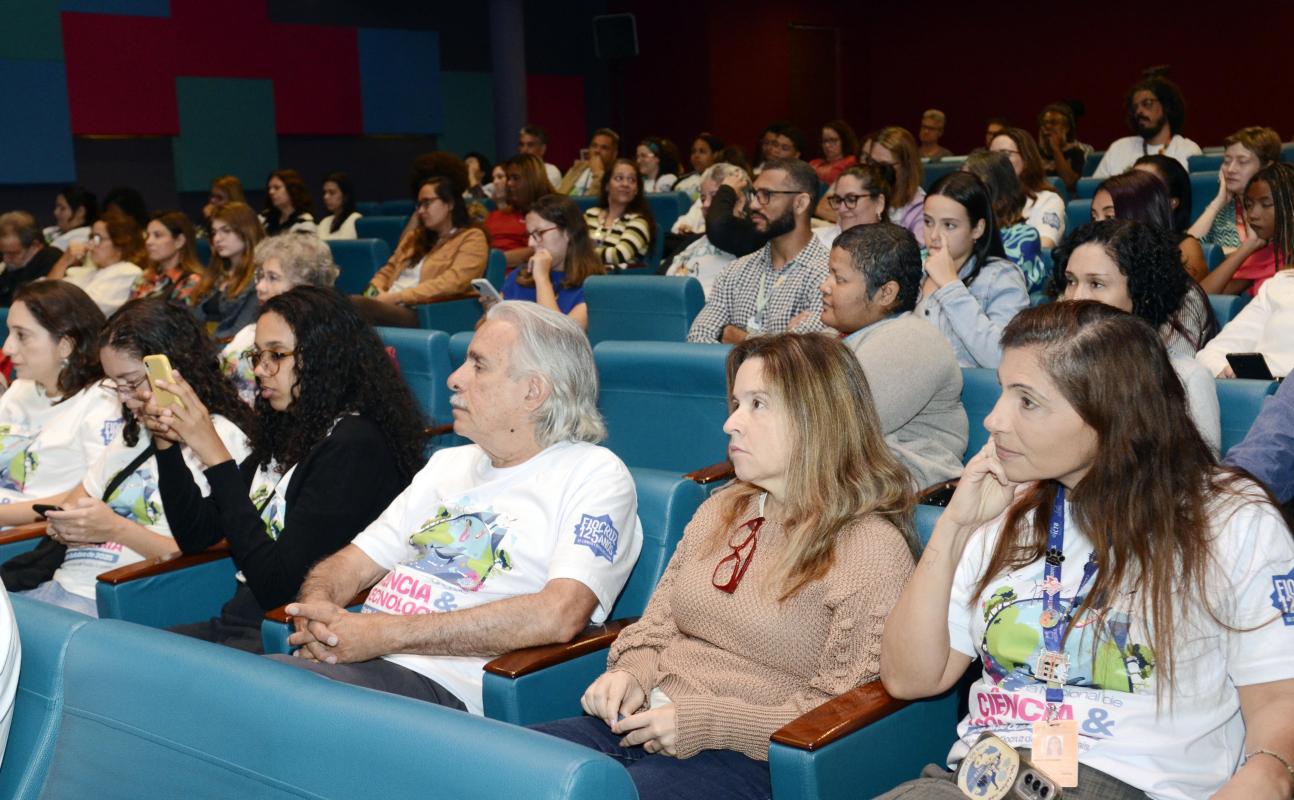Público presente na abertura da Semana de C & T 2025.