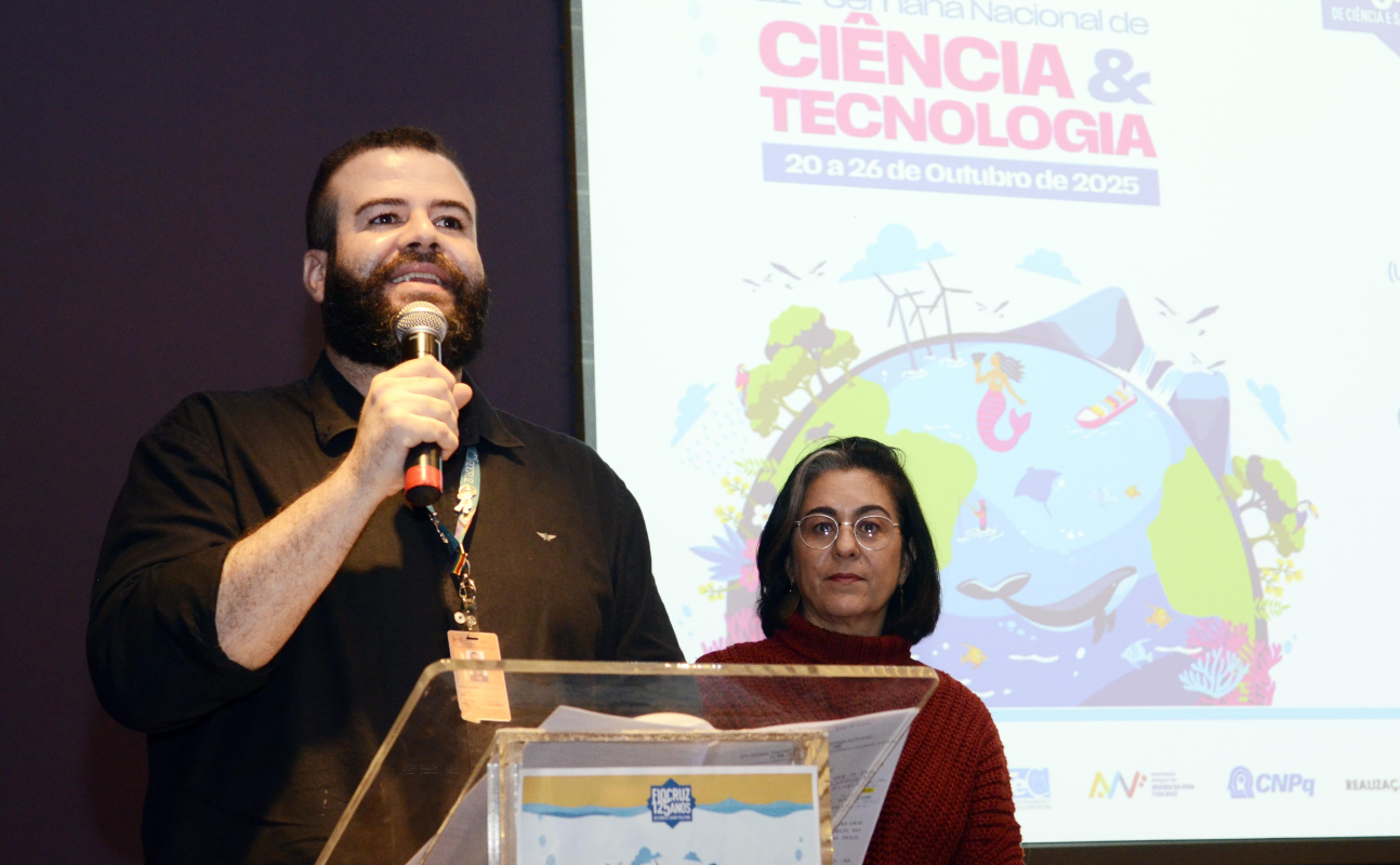 Fala do diretor do Icict, Adriano da Silva, na cerimômia de premiação do 3º Concurso Portinho Livre.