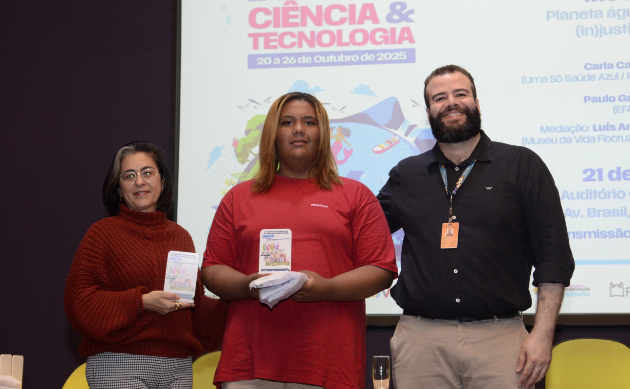 Cristiane Sandim, da Fiotec, o estudante Pih Assis, do município mineiro de Rio Pomba, e o diretor do Icict.