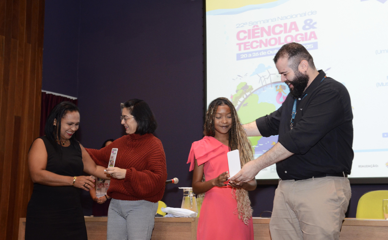 Diretor do Icict entrega o prêmio à estudante Larissa dos Santos, de Alto Alegre do Pindaré, município do Maranhão.