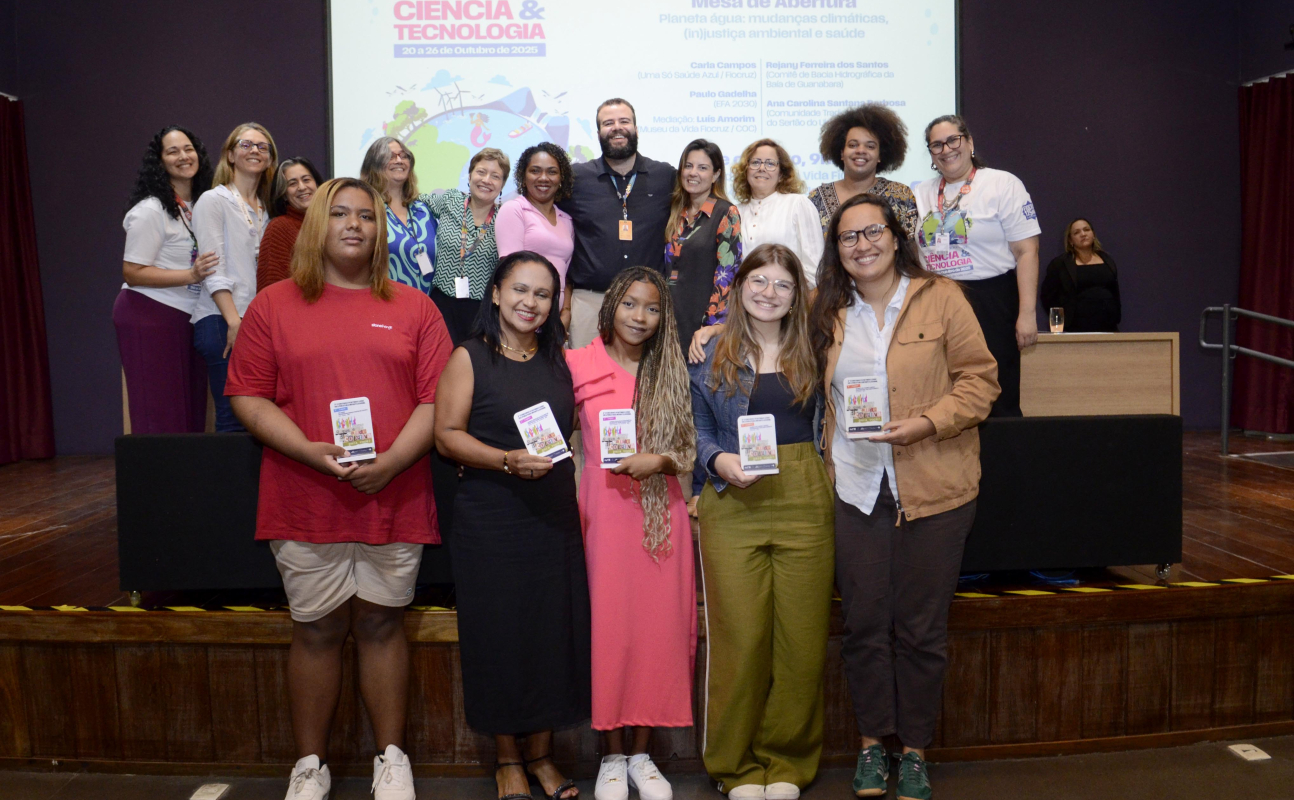 Trabalhadores do Icict com os premiados no no 3º Concurso Portinho Livre de Literatura Infantojuvenil. 
