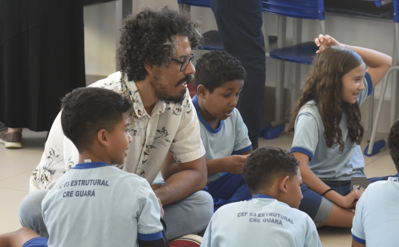 Venício Ribeiro, designer e coordenador do Projeto de Jogos do Icict Lançamento dos jogos de tabuleiros em escola do DF - Foto: Rodrigo Méxas (Multimeios/Icict/Fiocruz