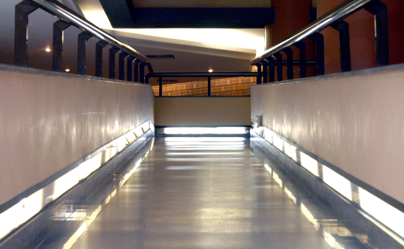 Galeria acessibilidade: rampa de acesso em biblioteca da Fiocruz