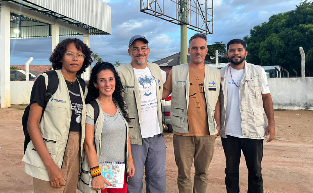 Em frente à Casai Yanomami: Ana Lucia Montel (comunicadora popular do COE-Yanomami), Daniela Muzi, Paulo Lara, Marcos Cantanhede e Breno Caíque (gestor em Saúde Coletiva Indígena) | Foto: Divulgação/VideoSaúde/Icict
