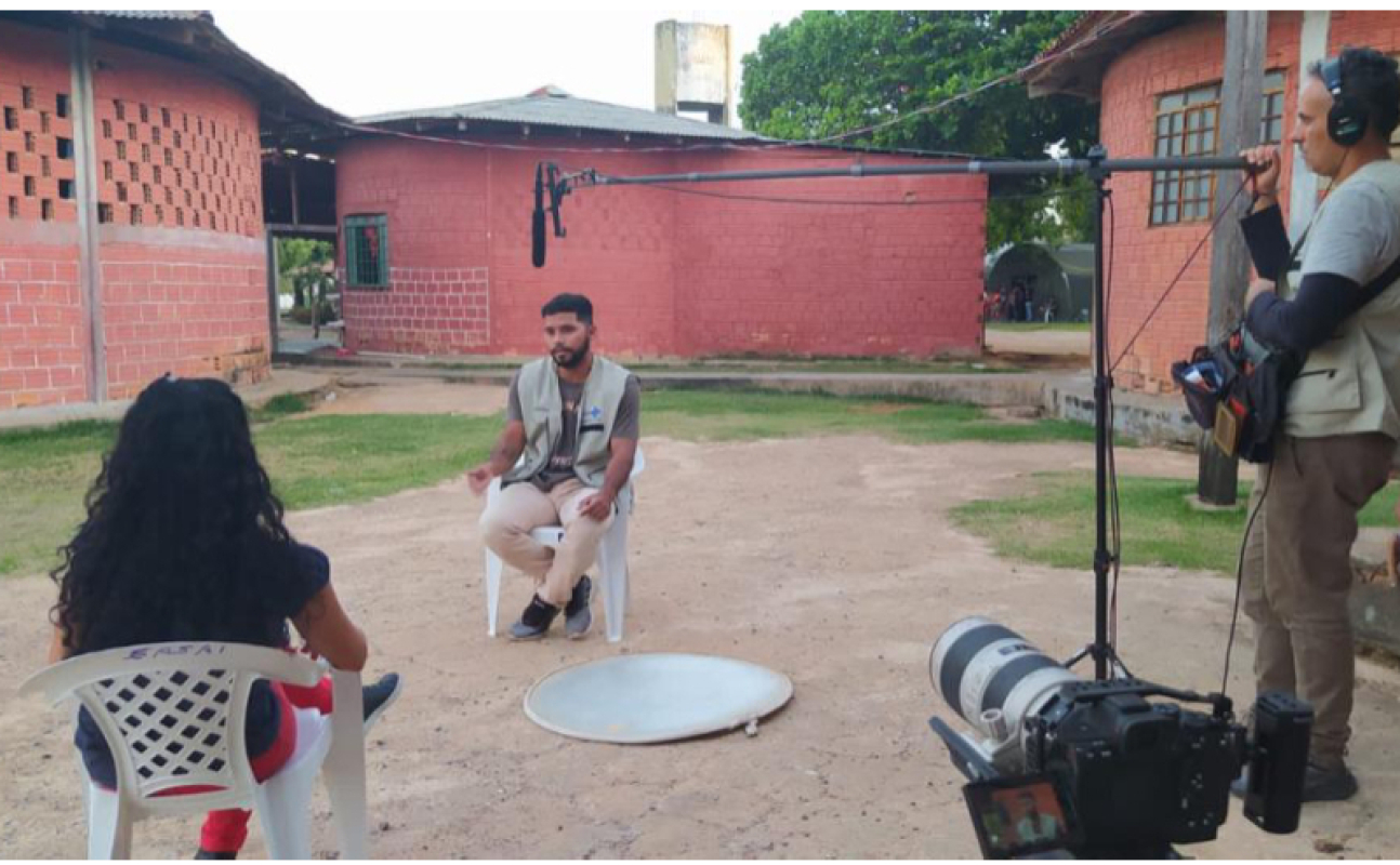 Gravação na Casai Yanomami | Entrevista com Breno Caíque Monteiro, indígena Macuxi e gestor em Saúde Coletiva Indígena | Foto: Ana Lucia Montel (comunicadora popular do COE-Yanomami)