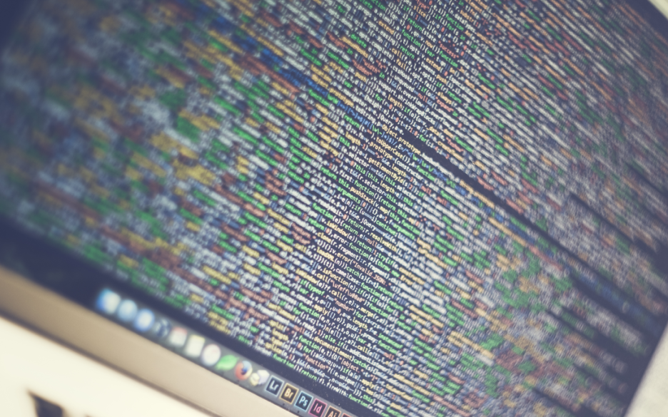Imagem com códigos na tela inicial de um computador.