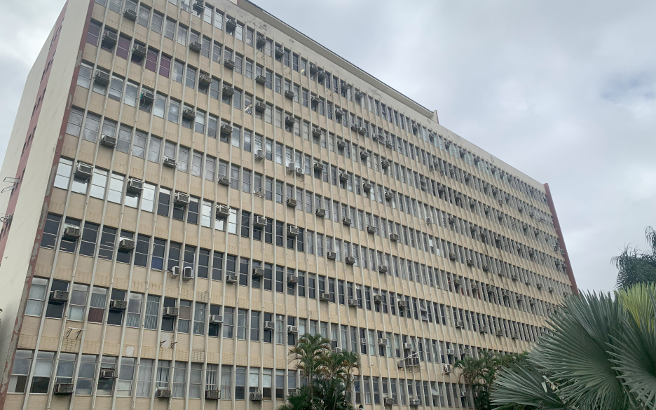 Fachada do edifício sede no campus Fiocruz Maré
