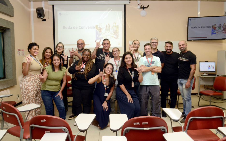 Foto da equipe participante da roda de conversa, na sala Multimídia do Icict.