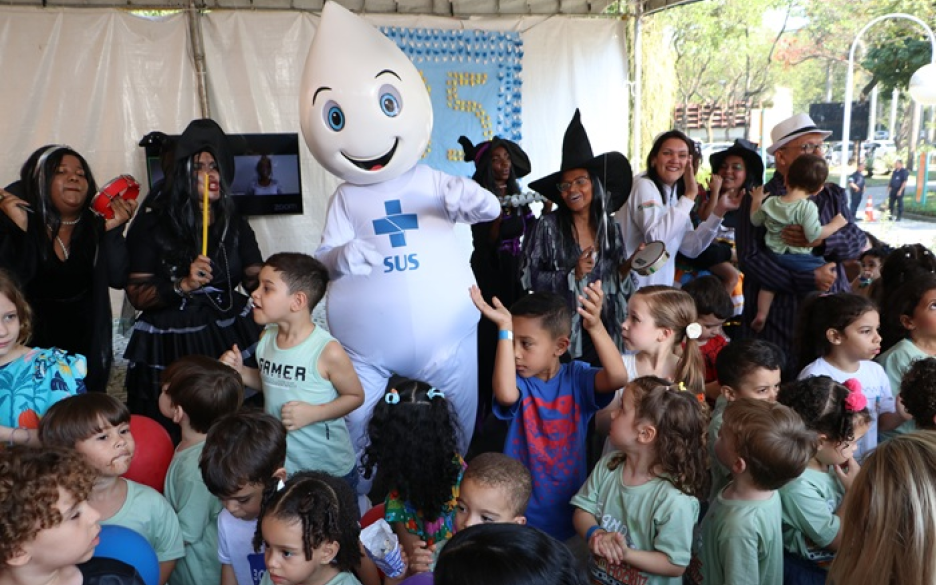 Imagem de crianças com o personagem Zé Gotinha, em outra edição do Fiocruz pra Você. Foto: Peter I