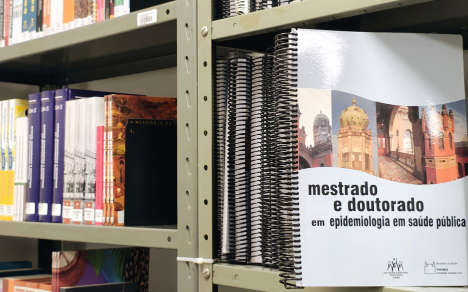 estante com livros