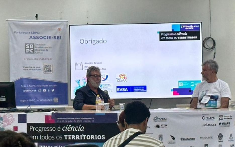 O pesquisador Christovam Barcellos, da Fiocruz, e o vice-presidente da SBPC, Paulo Artaxo, na conferência Emergência climática e saúde.