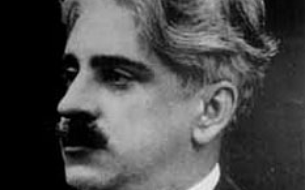 Perfil do Cientista Oswaldo Cruz, branco, cabelos curtos, bigode, de terno e gravata, em preto e branco. Foto: Base Arch/COC/Fiocruz.