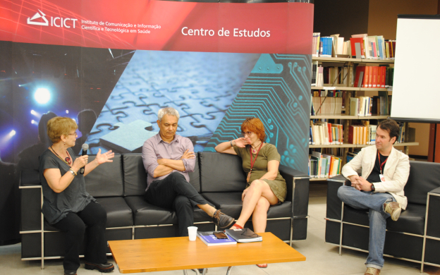 Quatro pesquisadores em debate, sentados no sofá, durante Centro de Estudos, no Salão da Biblioteca de Manguinhos.