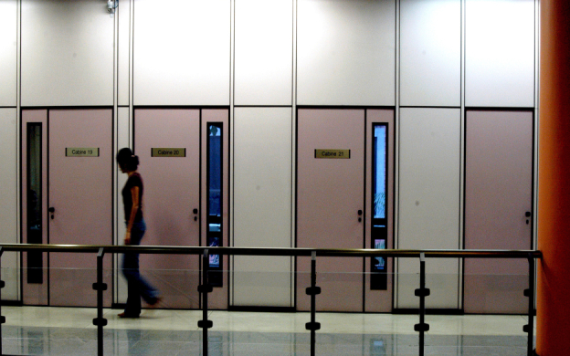 Passagem no interior do prédio do Icict, caminho para os laboratórios. Foto: Peter Illiciev/Fiocruz Imagens. 