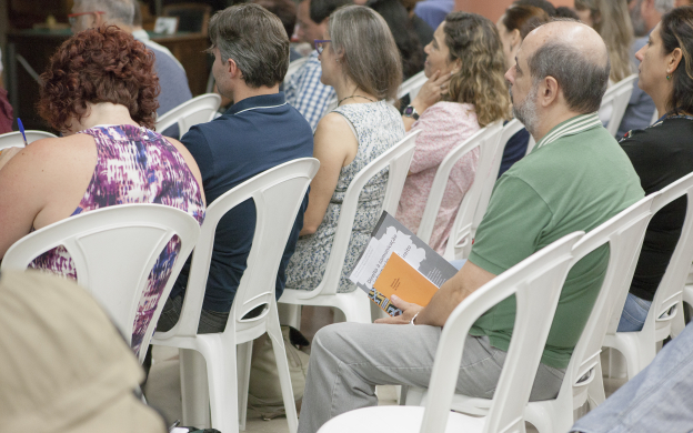 Foto de sala de aula com alunos de costas. Foto: Raquel Portugal
