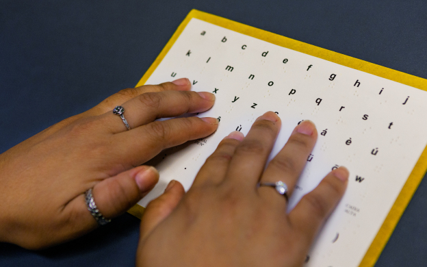 Mãos sobre documento, para leitura em Braille. Foto: Raquel Portugal/Fiocruz Imagens.